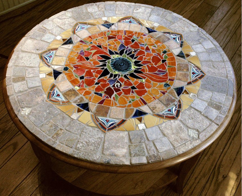 Столик из мозаичной плитки
