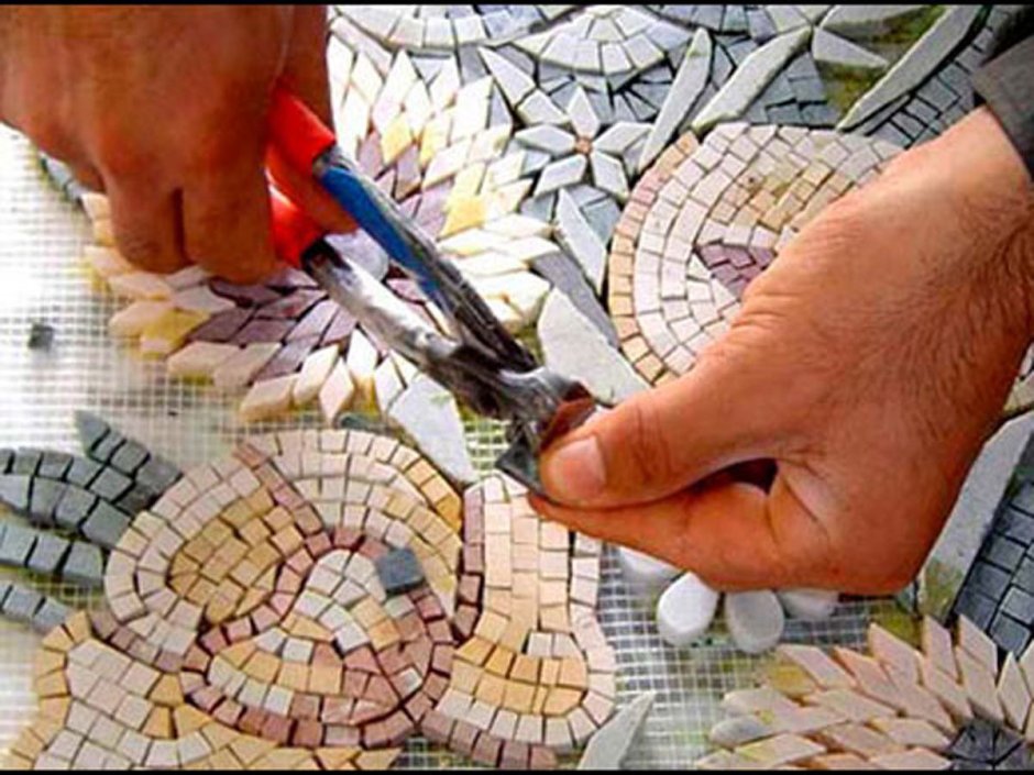 Укладка мозаики из битой плитки