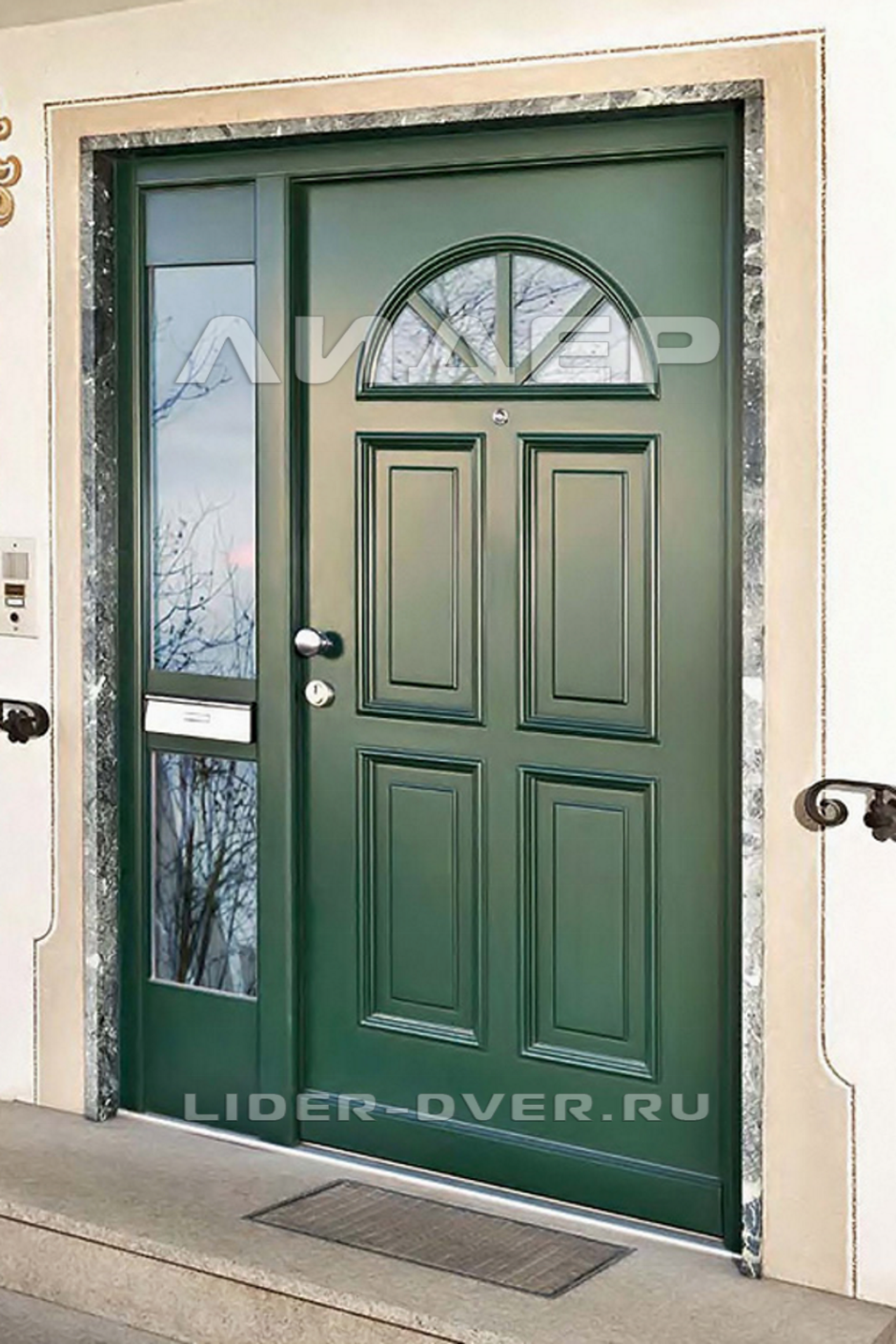 Входная дверь в частный дом зеленая
