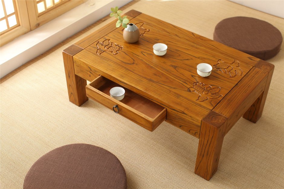 Маленький деревянный столик