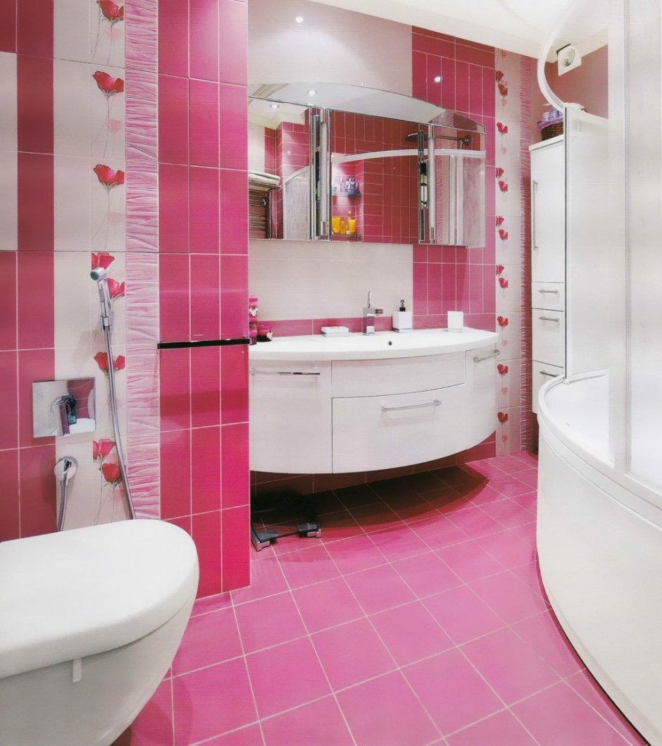 Красно-розовый в маленькой ванной