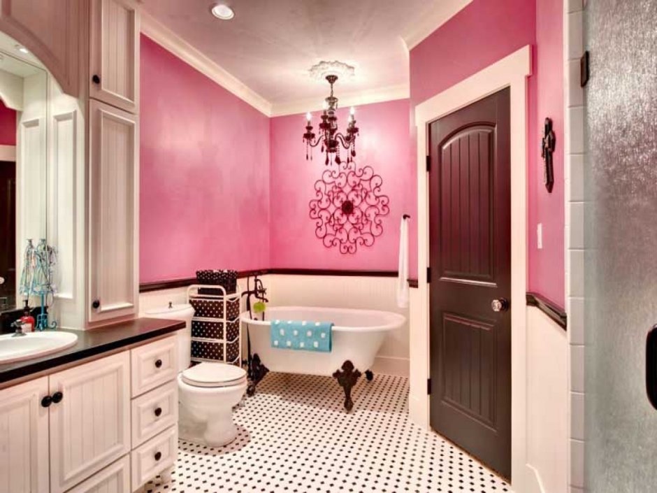 Интерьер ванной комнаты в розовых тонах