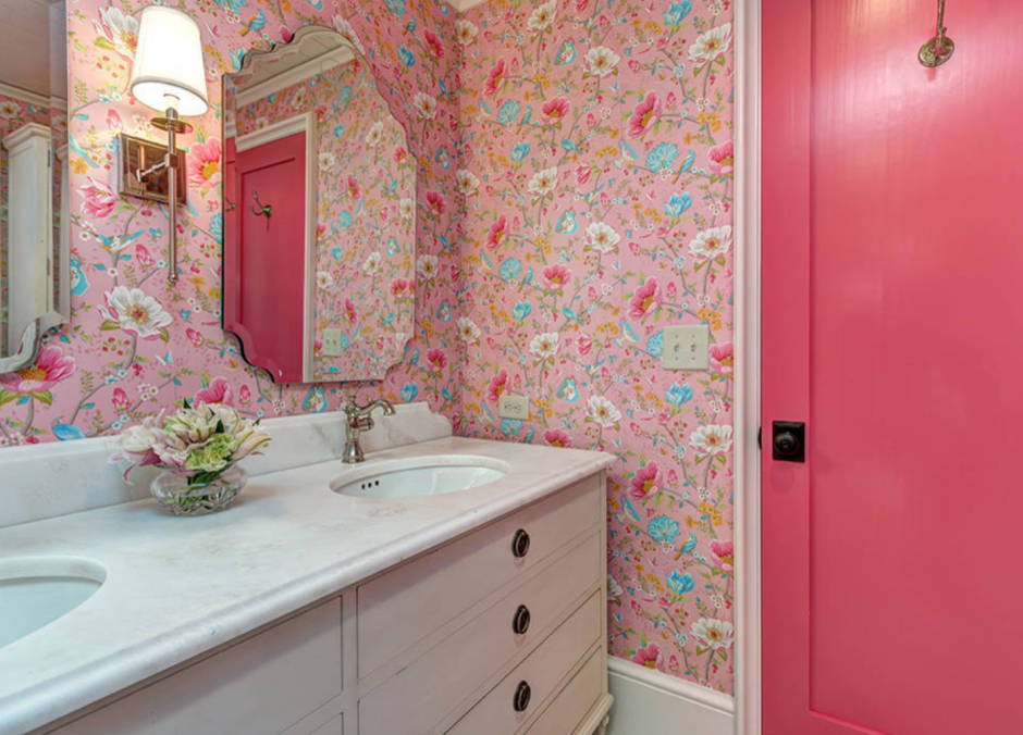 Розовые стены в ванной комнате