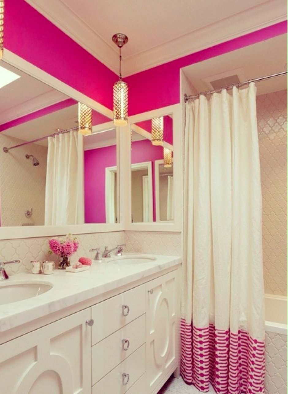 Интерьер ванной комнаты в розовом цвете
