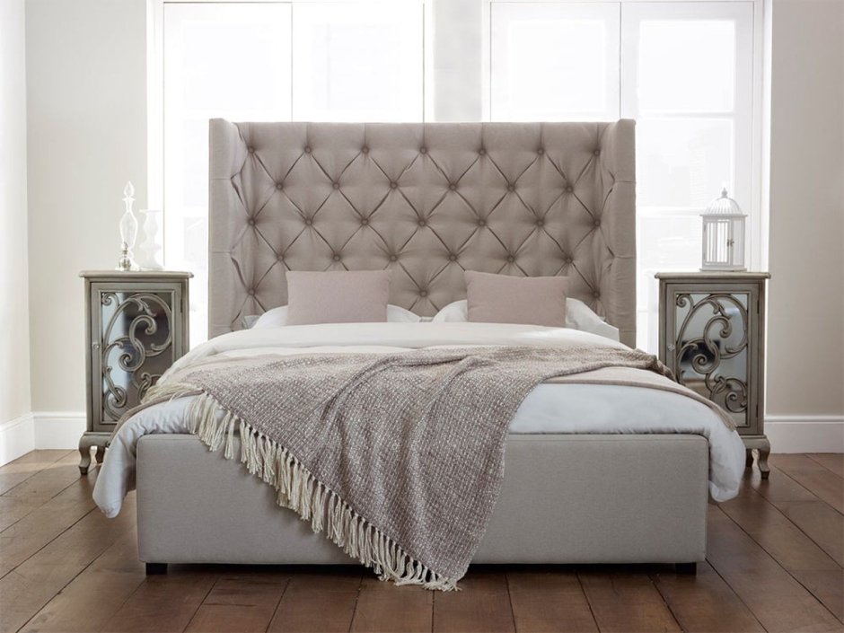 Кровать King-Size с мягким изголовьем