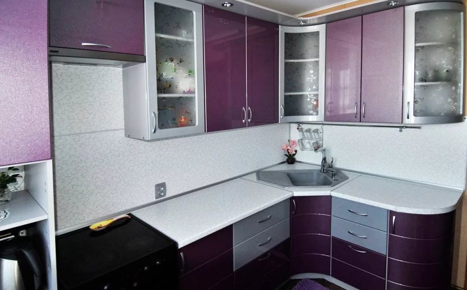 Угловая кухня для малогабаритной кухни фиолетовая