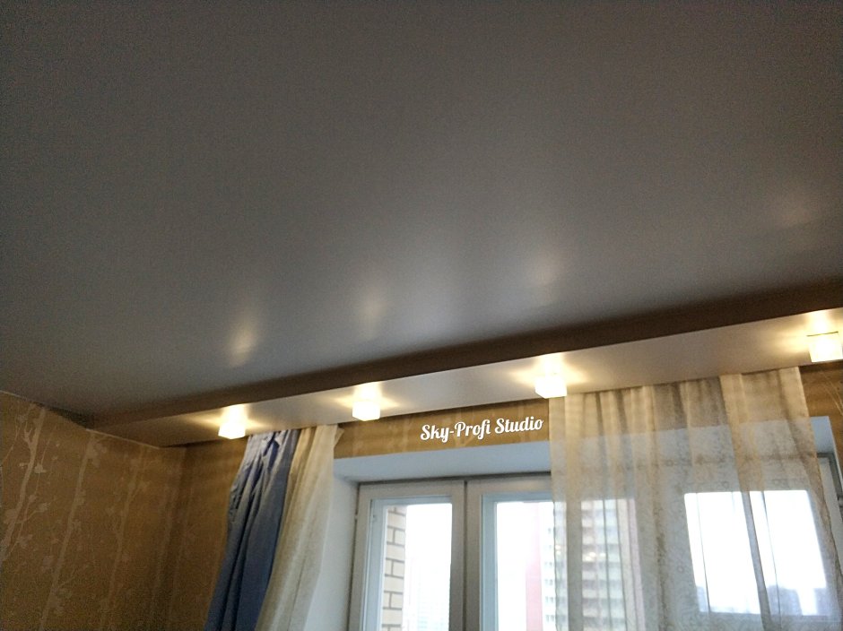 Потолочный карниз для штор и натяжной потолок