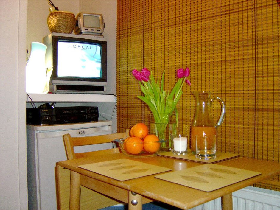 Маленькие кухни с телевизором на стене