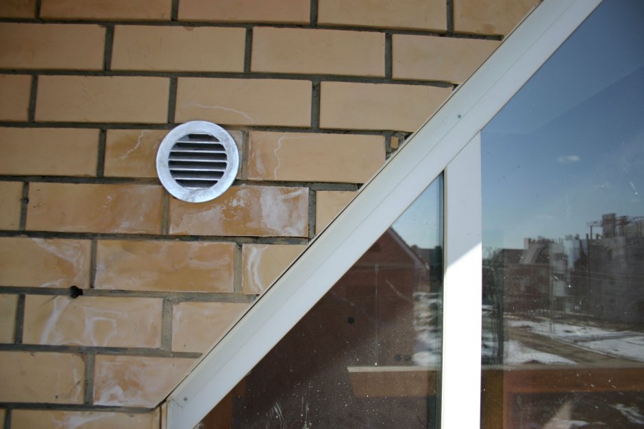 Вентиляционное окно в частном доме