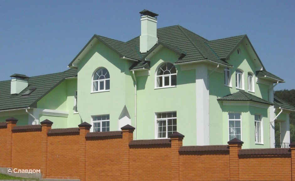 Покраска фасадов домов с зеленой крышей