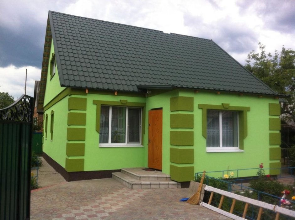Отделка домов с зелёной крышей