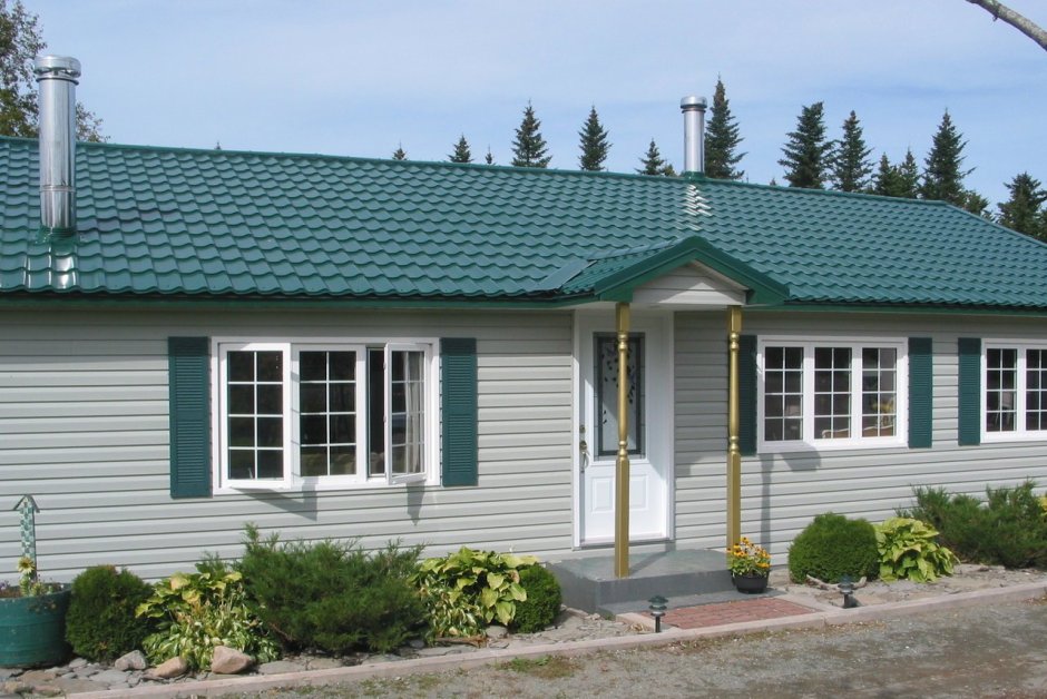 Темно зеленый дом с коричневой крышей