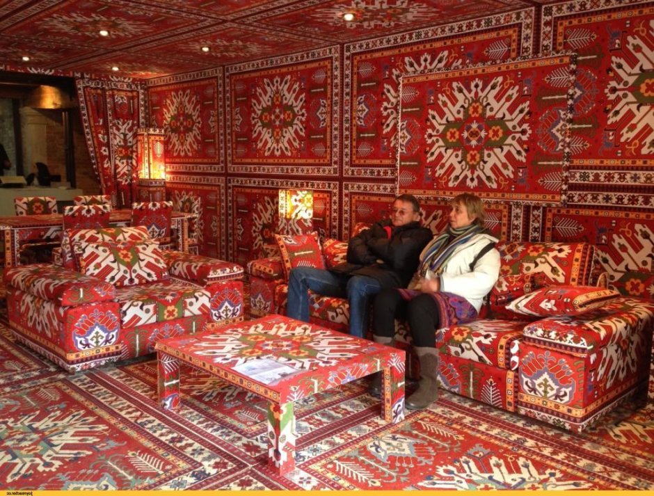 Старый ковер в интерьере