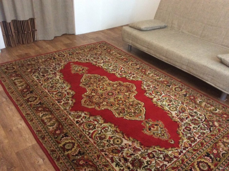 Комната с ковром на стене