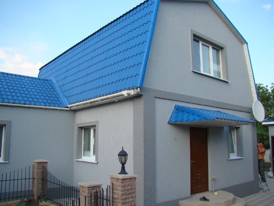 Фасады домов с синей крышей