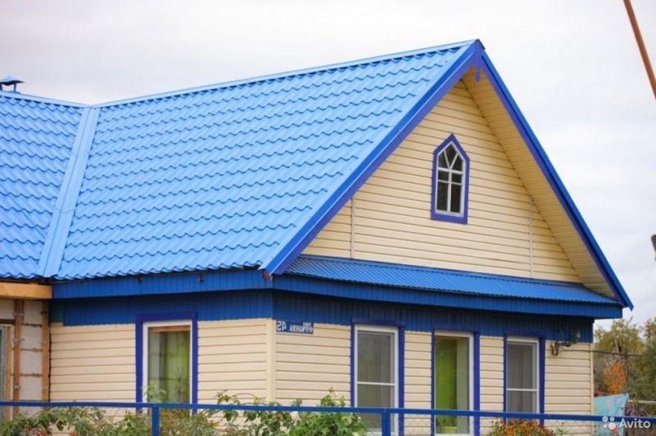 Цвет фасада дома с синей крышей