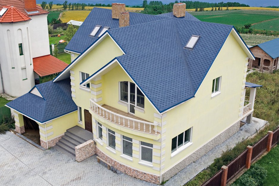 Частный дом с синей крышей