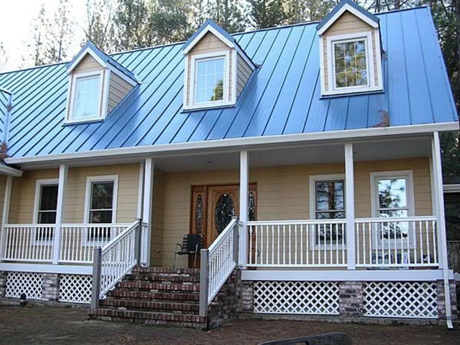 Деревянный дом синяя крыша