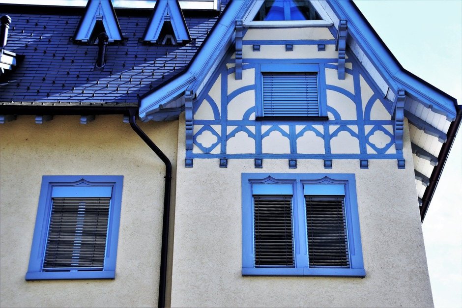 Голубой фасад здания