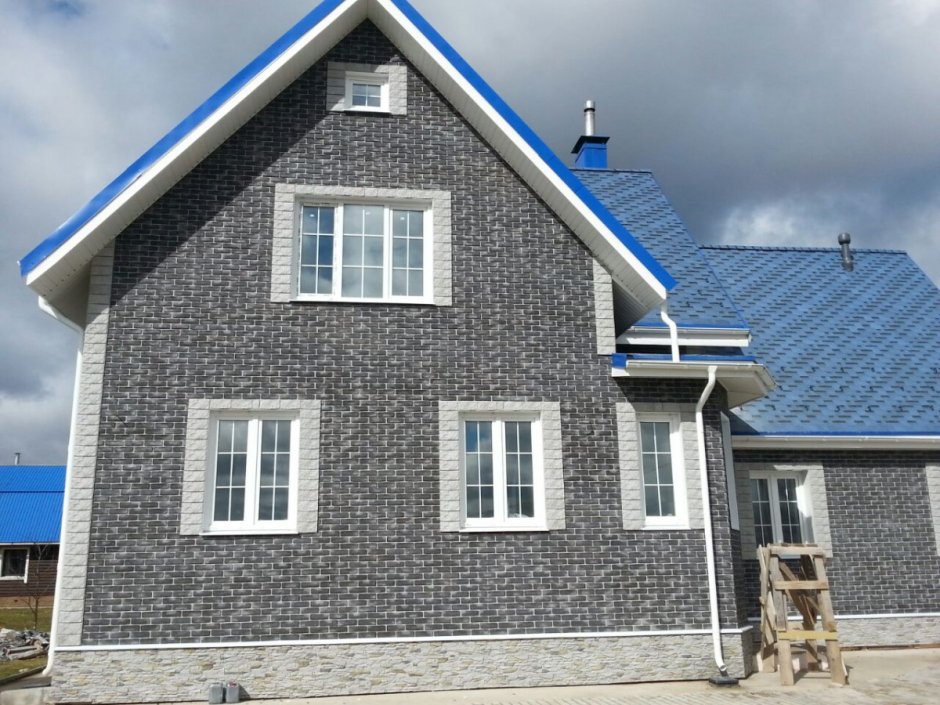 Кирпичный дом с синей крышей