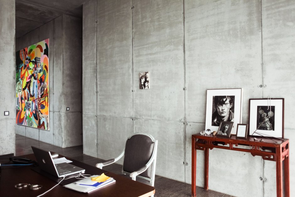 Офис с бетонными стенами