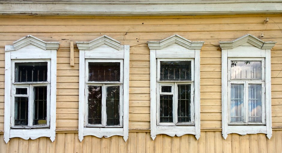 Окна в старый деревянный дом