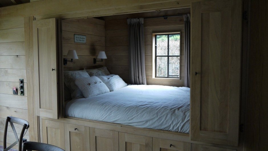 Кровать в нише в деревянном доме