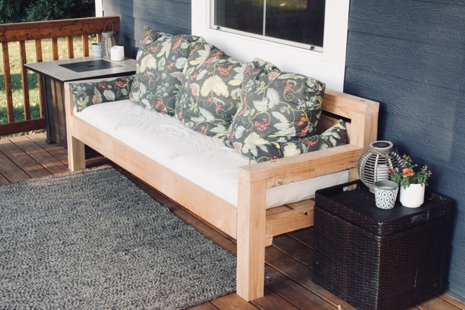 Деревянный диван для дачи