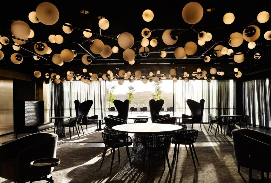 Kafe interyer restoran potolok sovrimeniy