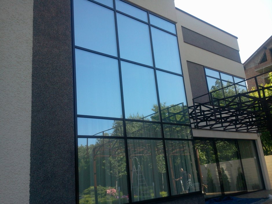 Тонированное стекло на фасаде