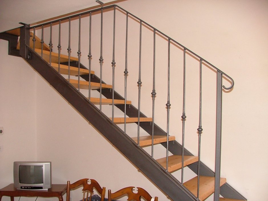 Перила для лестниц на металлокаркасе