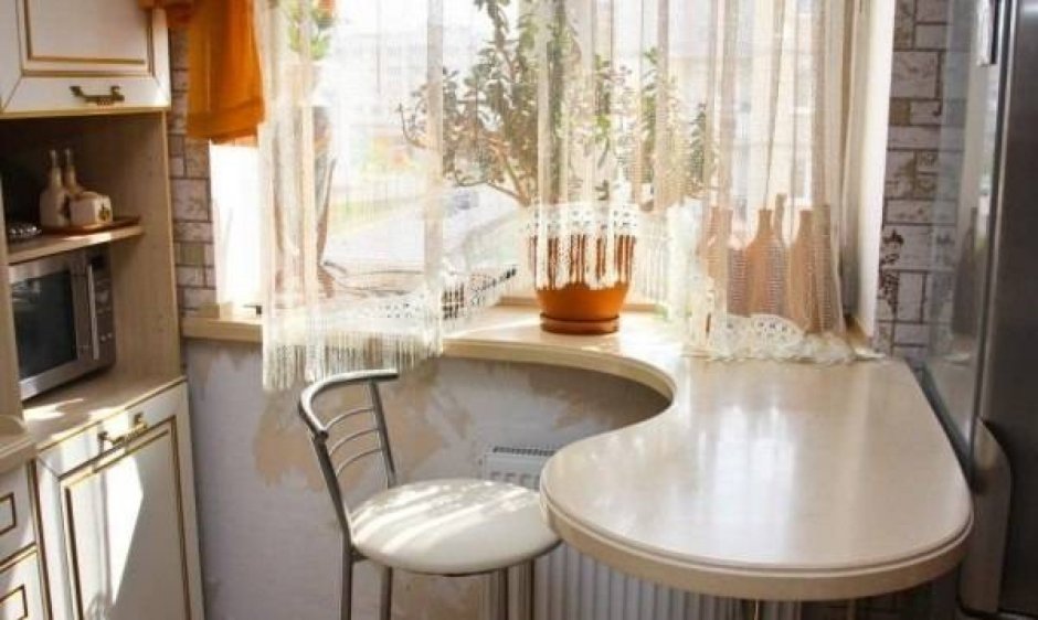 Стол-подоконник на маленькой кухне