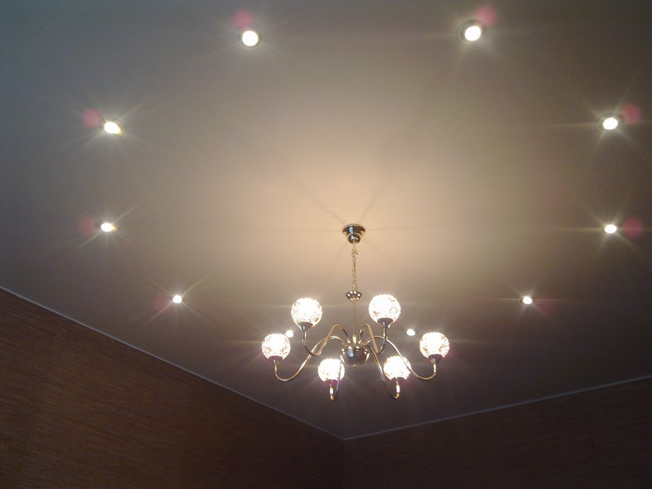 Подвесной потолок в гостиной