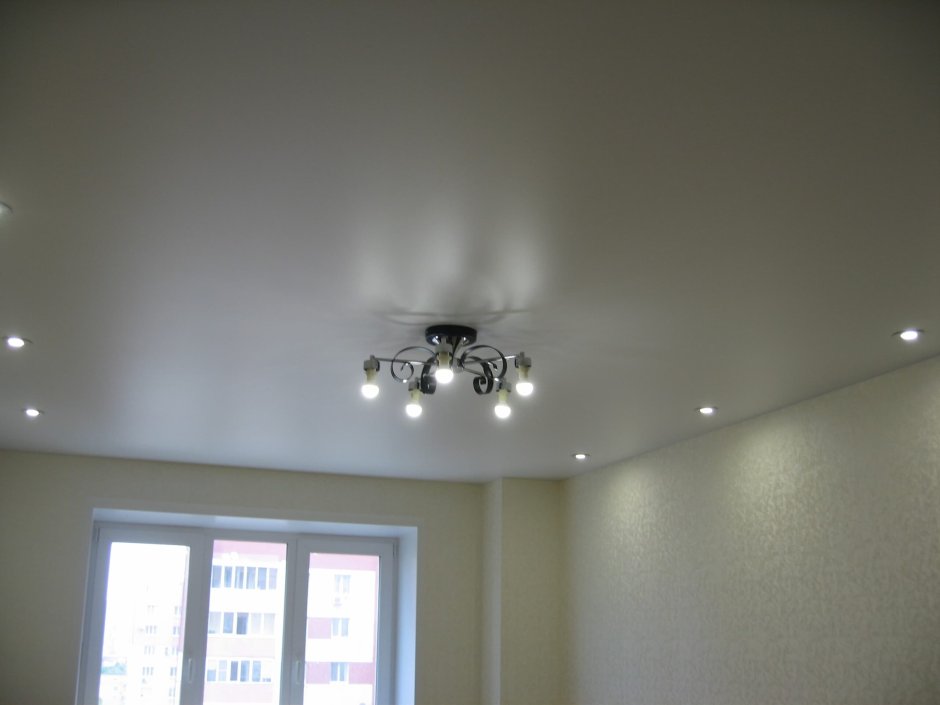 Натяжной потолок с люстрой и точечными светильниками