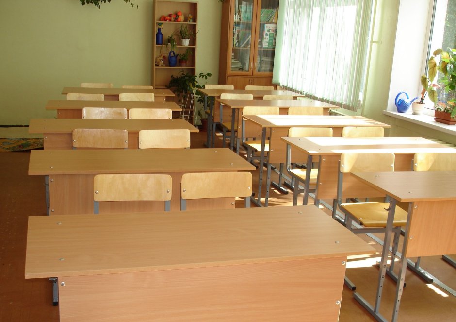 Школьная парта в классе