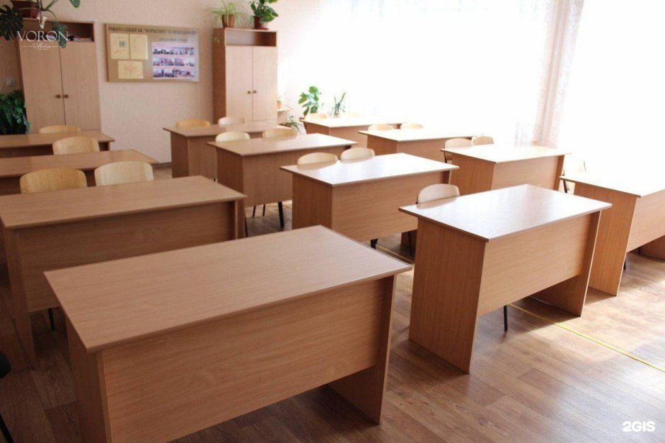 Школьная парта в школе