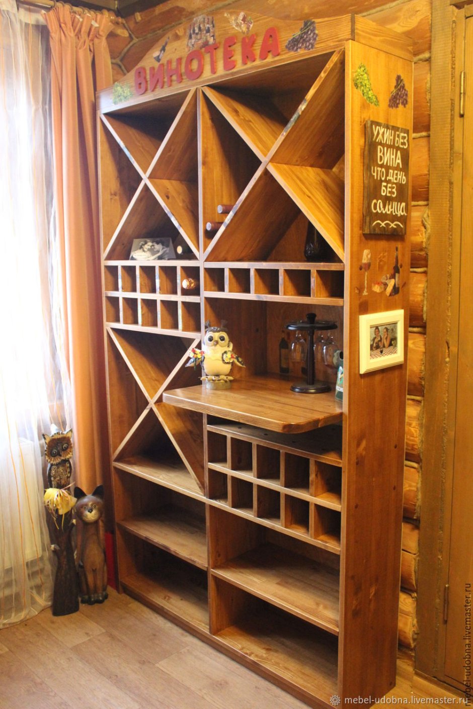 Деревянный винный шкаф ретро в виде лодки