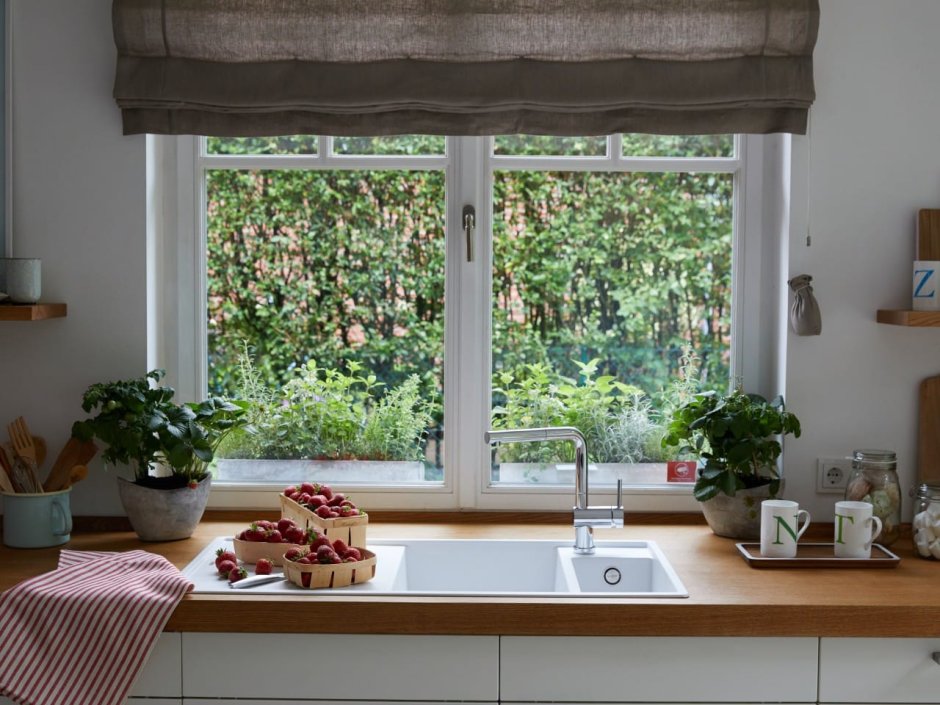 Раковина возле окна на кухне