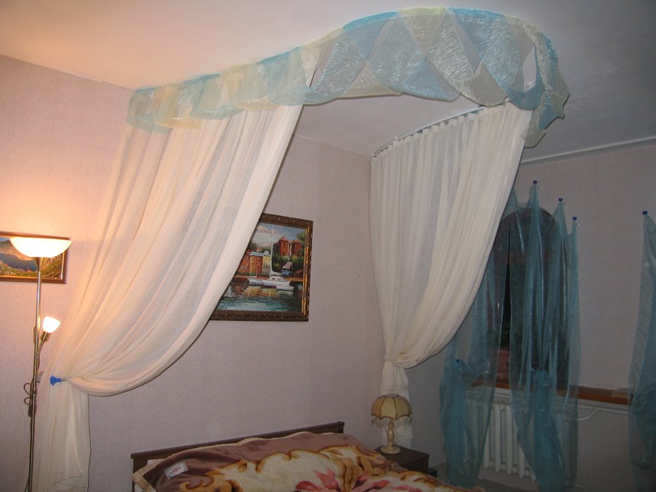 Карниз над кроватью