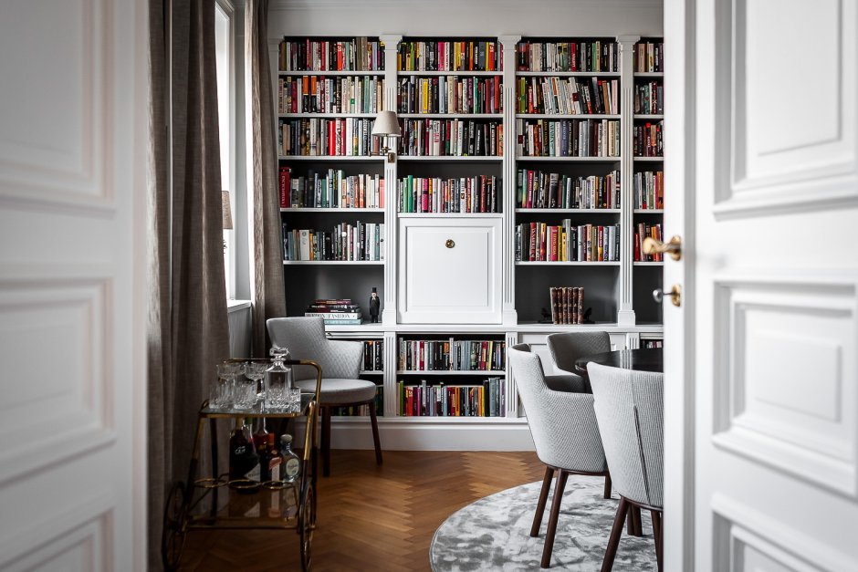Книжный шкаф в скандинавском стиле