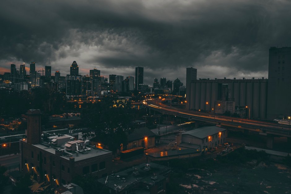 Человек у окна арт