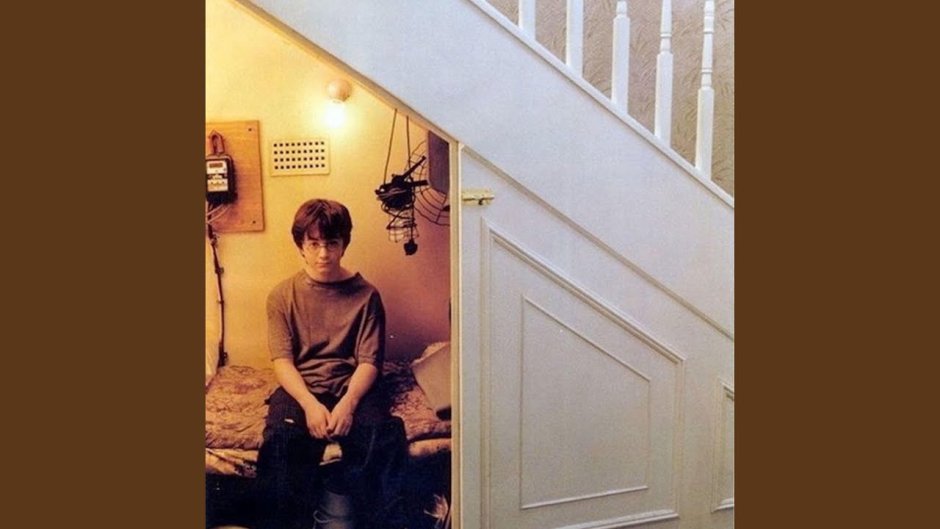 Гарри Поттер под лестницей