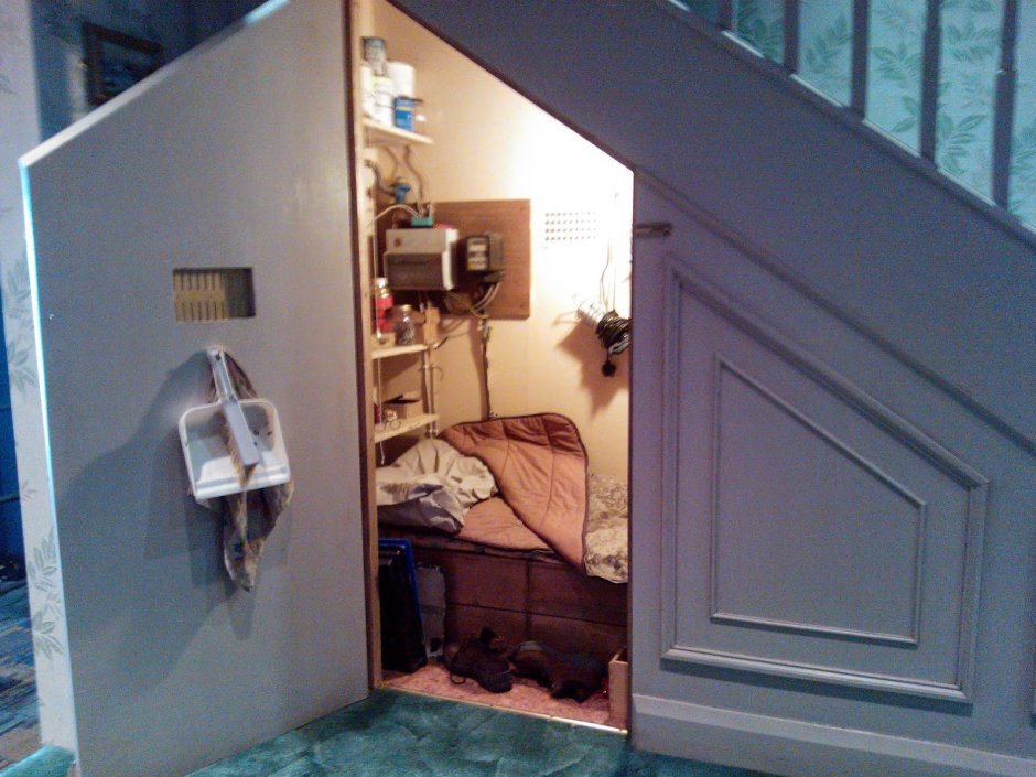 Комната Гарри Поттера под лестницей