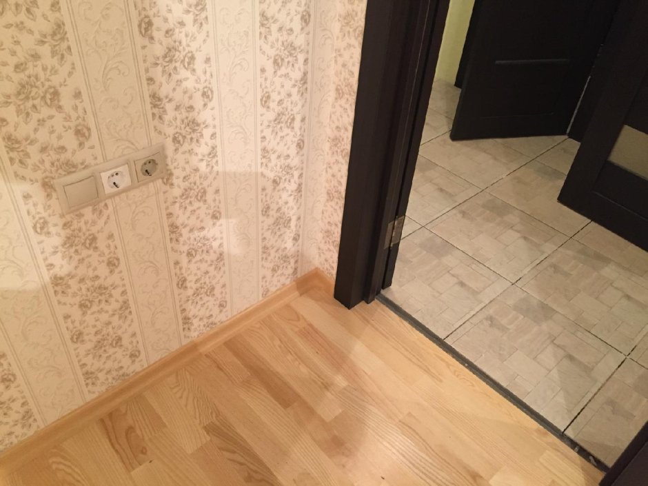 Плинтус напольный рядом с дверью