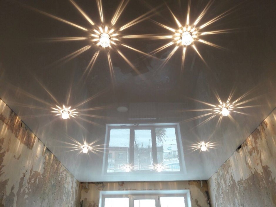 Потолок с люстрой и точечными светильниками