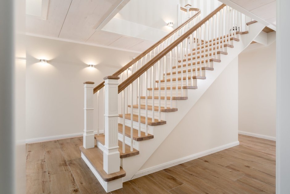 Белая лестница