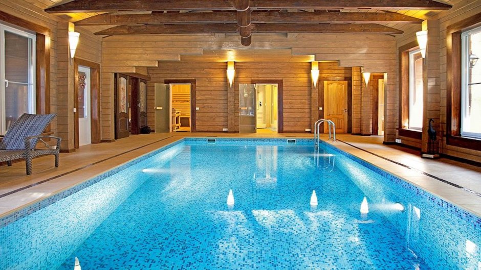 Деревянная баня с бассейном