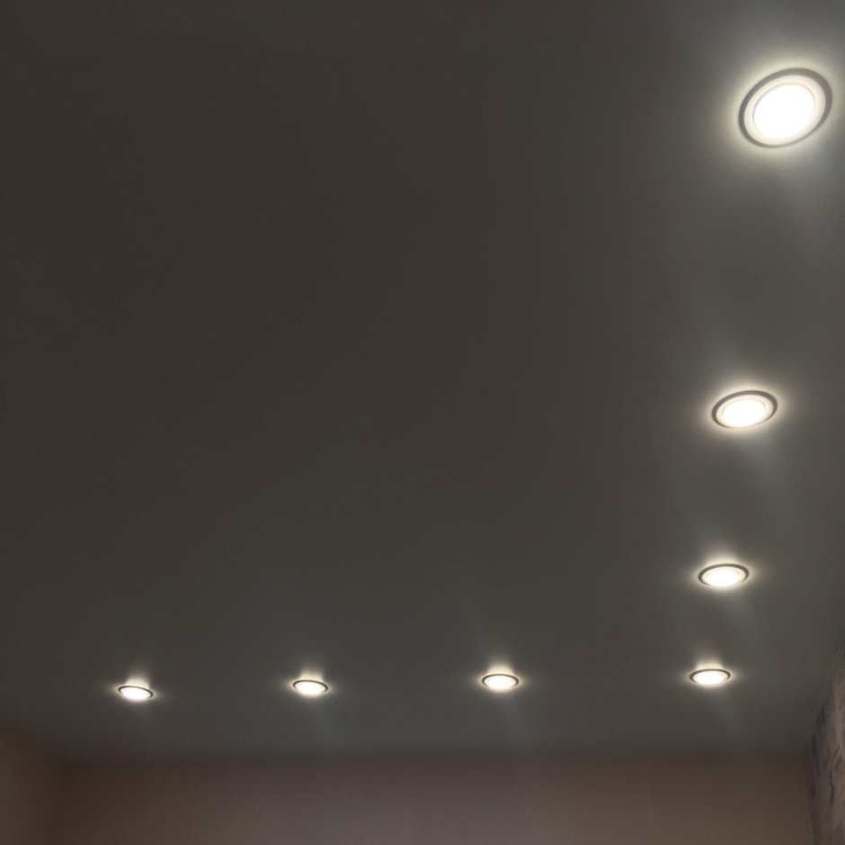 Расположение светильников на натяжном потолке в зале