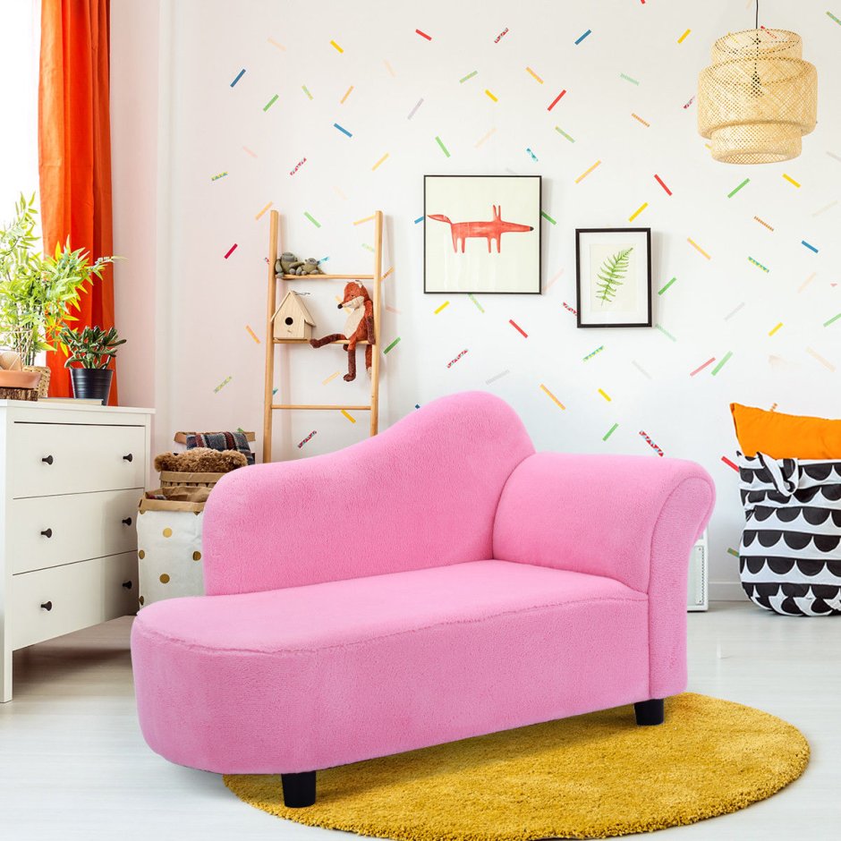 Розовый диван в детской