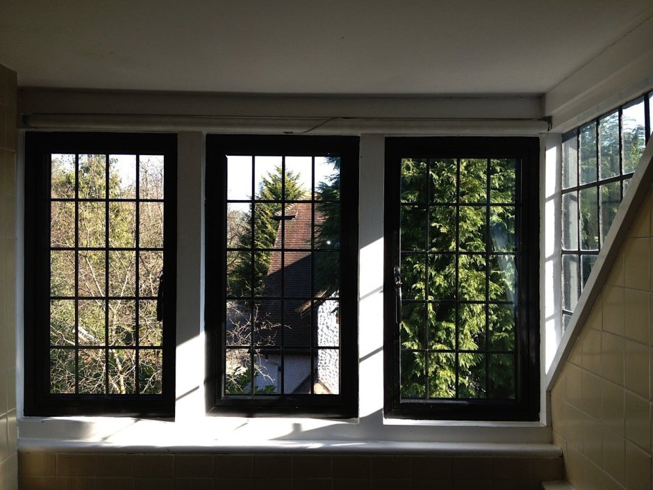 Серые окна в частном доме